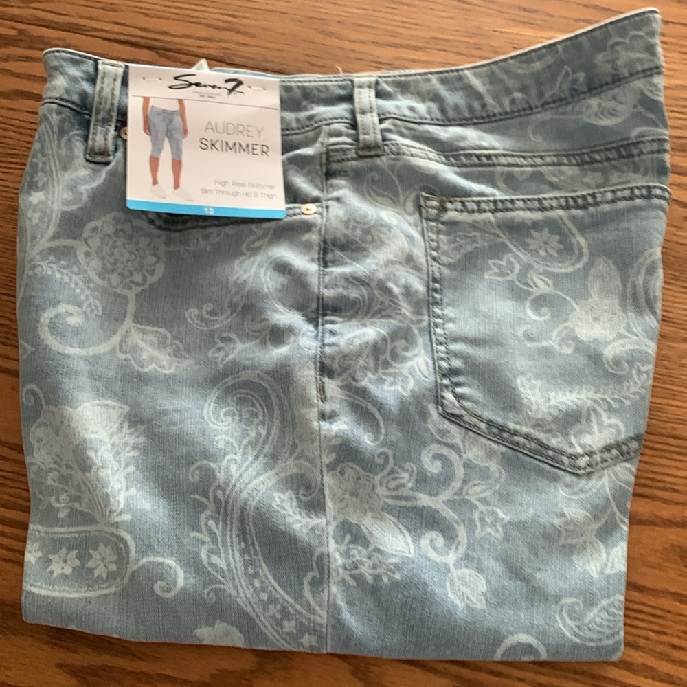 Seven7 Paisley denim jean crop/skimmer 5 pocket jeans. Size 12